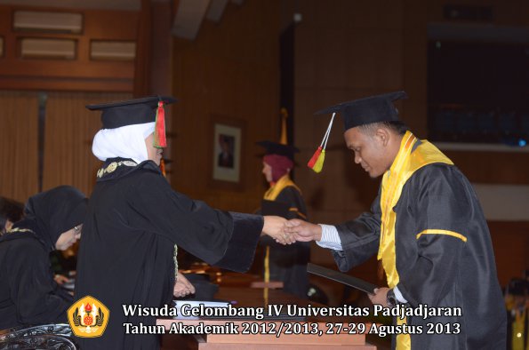 wisuda-unpad-gel-iv-ta-2012_2013-fakultas-mipa-oleh-dekan-199