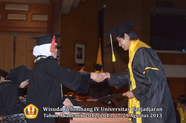 wisuda-unpad-gel-iv-ta-2012_2013-fakultas-mipa-oleh-dekan-200