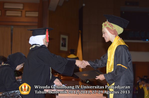 wisuda-unpad-gel-iv-ta-2012_2013-fakultas-mipa-oleh-dekan-201