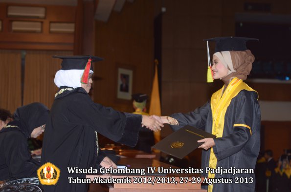 wisuda-unpad-gel-iv-ta-2012_2013-fakultas-mipa-oleh-dekan-202