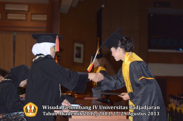 wisuda-unpad-gel-iv-ta-2012_2013-fakultas-mipa-oleh-dekan-203