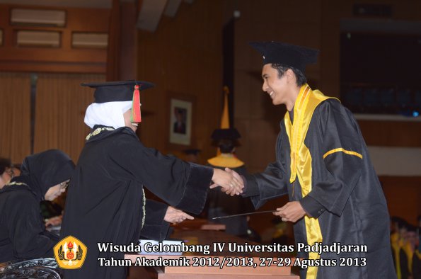 wisuda-unpad-gel-iv-ta-2012_2013-fakultas-mipa-oleh-dekan-204