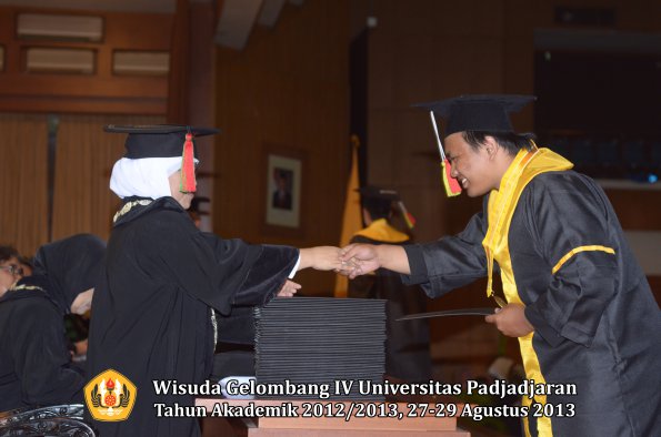 wisuda-unpad-gel-iv-ta-2012_2013-fakultas-mipa-oleh-dekan-205