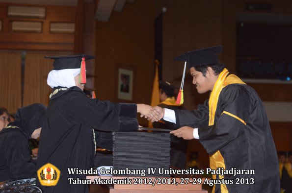 wisuda-unpad-gel-iv-ta-2012_2013-fakultas-mipa-oleh-dekan-206