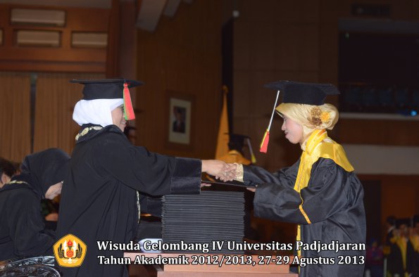 wisuda-unpad-gel-iv-ta-2012_2013-fakultas-mipa-oleh-dekan-207