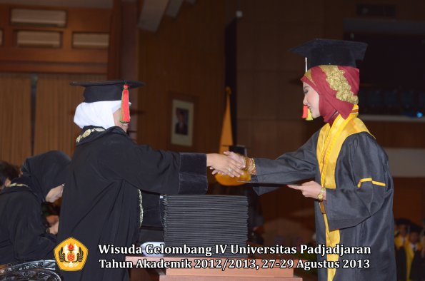 wisuda-unpad-gel-iv-ta-2012_2013-fakultas-mipa-oleh-dekan-208