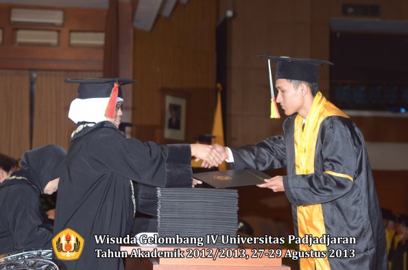 wisuda-unpad-gel-iv-ta-2012_2013-fakultas-mipa-oleh-dekan-209