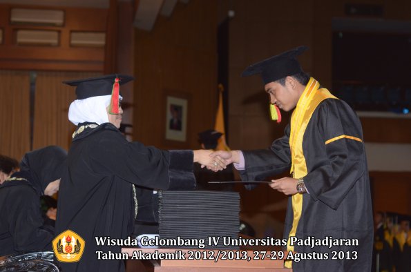 wisuda-unpad-gel-iv-ta-2012_2013-fakultas-mipa-oleh-dekan-210