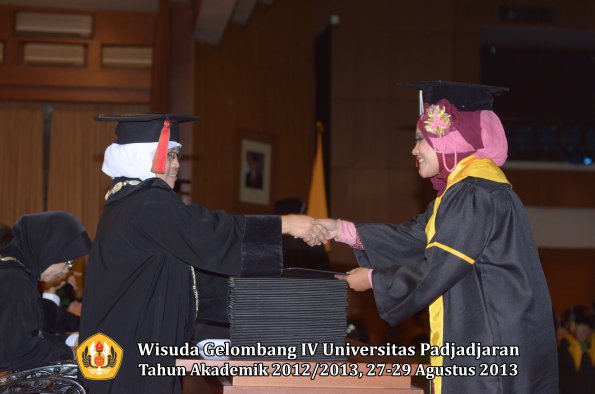 wisuda-unpad-gel-iv-ta-2012_2013-fakultas-mipa-oleh-dekan-211