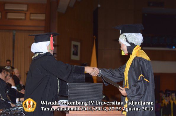 wisuda-unpad-gel-iv-ta-2012_2013-fakultas-mipa-oleh-dekan-213