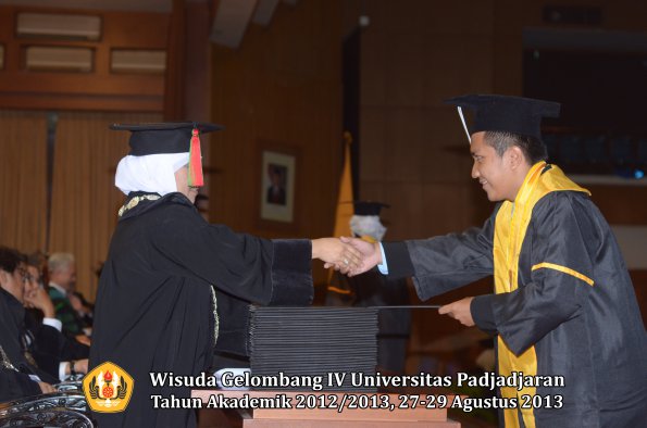 wisuda-unpad-gel-iv-ta-2012_2013-fakultas-mipa-oleh-dekan-214