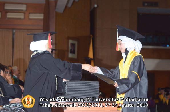 wisuda-unpad-gel-iv-ta-2012_2013-fakultas-mipa-oleh-dekan-215