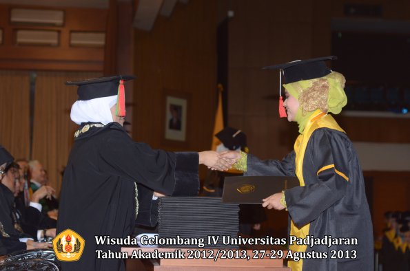 wisuda-unpad-gel-iv-ta-2012_2013-fakultas-mipa-oleh-dekan-216