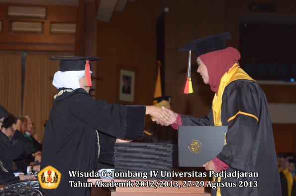 wisuda-unpad-gel-iv-ta-2012_2013-fakultas-mipa-oleh-dekan-217