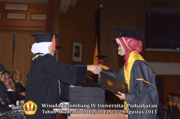 wisuda-unpad-gel-iv-ta-2012_2013-fakultas-mipa-oleh-dekan-218