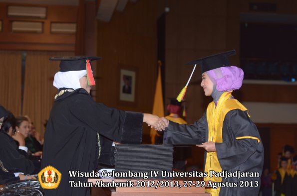 wisuda-unpad-gel-iv-ta-2012_2013-fakultas-mipa-oleh-dekan-219