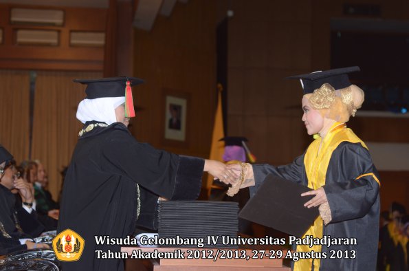 wisuda-unpad-gel-iv-ta-2012_2013-fakultas-mipa-oleh-dekan-220