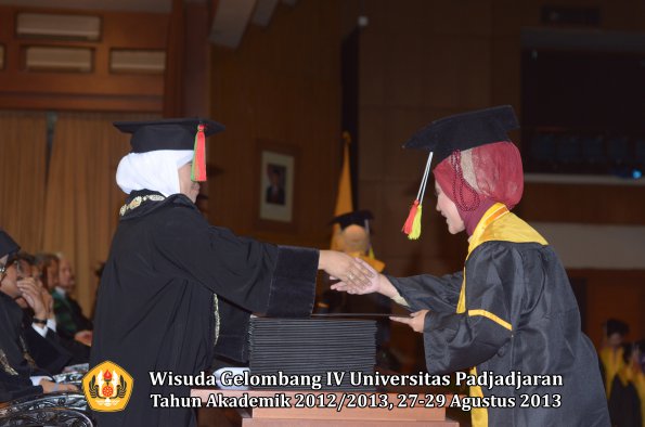 wisuda-unpad-gel-iv-ta-2012_2013-fakultas-mipa-oleh-dekan-221