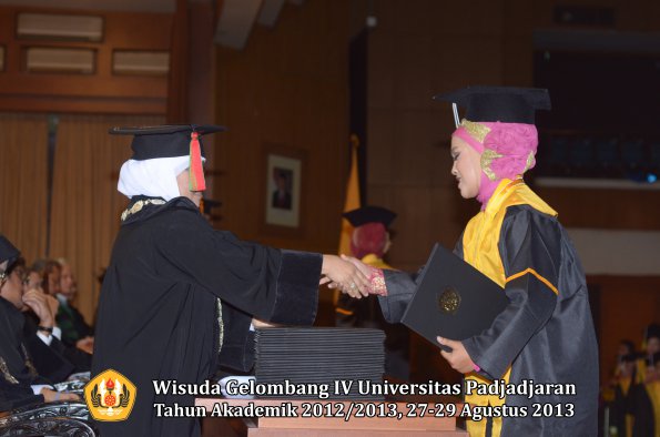 wisuda-unpad-gel-iv-ta-2012_2013-fakultas-mipa-oleh-dekan-222