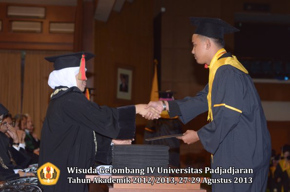 wisuda-unpad-gel-iv-ta-2012_2013-fakultas-mipa-oleh-dekan-223