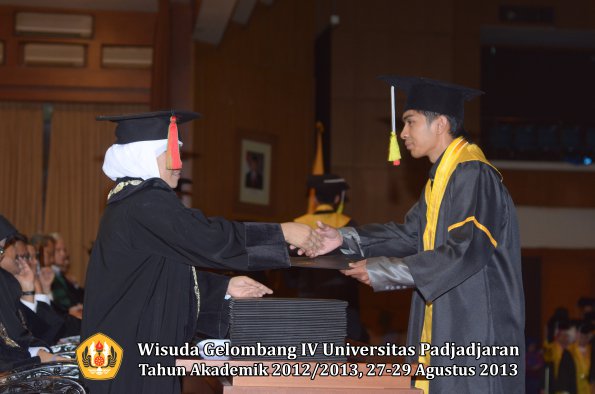 wisuda-unpad-gel-iv-ta-2012_2013-fakultas-mipa-oleh-dekan-224