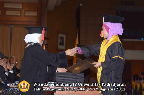 wisuda-unpad-gel-iv-ta-2012_2013-fakultas-mipa-oleh-dekan-225