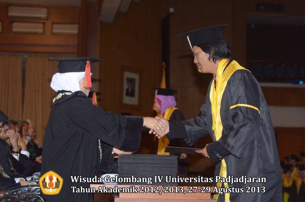 wisuda-unpad-gel-iv-ta-2012_2013-fakultas-mipa-oleh-dekan-226