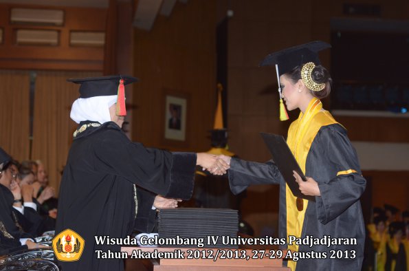 wisuda-unpad-gel-iv-ta-2012_2013-fakultas-mipa-oleh-dekan-227