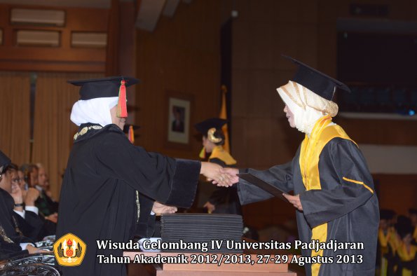 wisuda-unpad-gel-iv-ta-2012_2013-fakultas-mipa-oleh-dekan-228