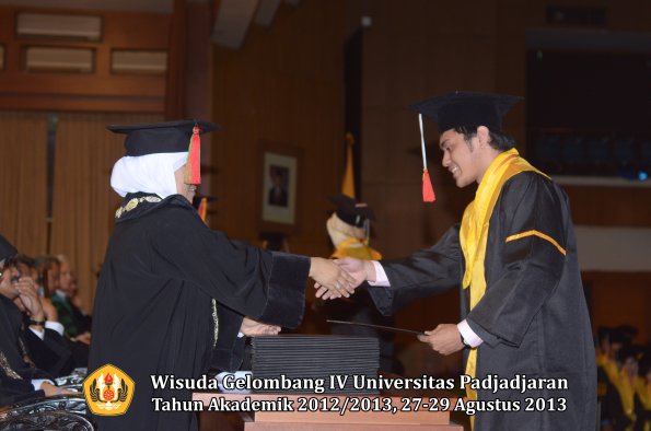 wisuda-unpad-gel-iv-ta-2012_2013-fakultas-mipa-oleh-dekan-229