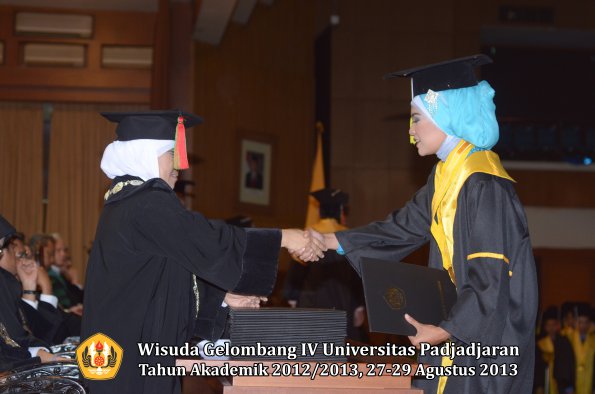 wisuda-unpad-gel-iv-ta-2012_2013-fakultas-mipa-oleh-dekan-230