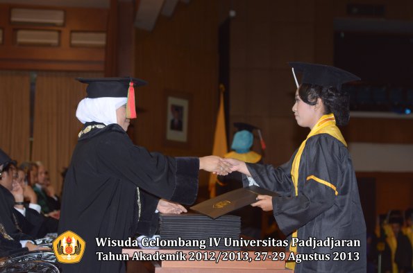 wisuda-unpad-gel-iv-ta-2012_2013-fakultas-mipa-oleh-dekan-231