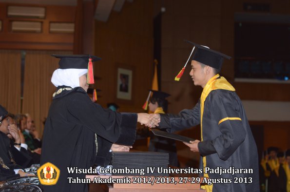 wisuda-unpad-gel-iv-ta-2012_2013-fakultas-mipa-oleh-dekan-232