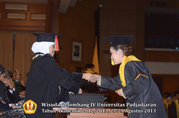 wisuda-unpad-gel-iv-ta-2012_2013-fakultas-mipa-oleh-dekan-233