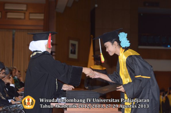 wisuda-unpad-gel-iv-ta-2012_2013-fakultas-mipa-oleh-dekan-234