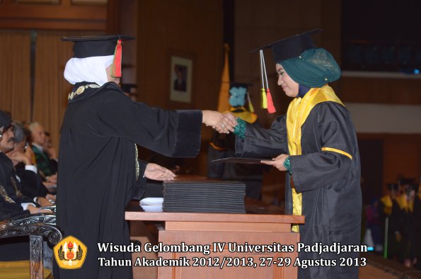 wisuda-unpad-gel-iv-ta-2012_2013-fakultas-mipa-oleh-dekan-235