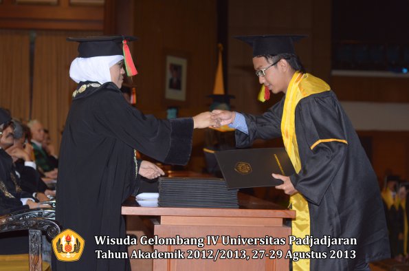 wisuda-unpad-gel-iv-ta-2012_2013-fakultas-mipa-oleh-dekan-236