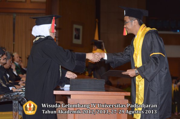 wisuda-unpad-gel-iv-ta-2012_2013-fakultas-mipa-oleh-dekan-237