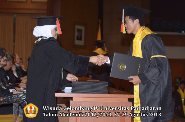 wisuda-unpad-gel-iv-ta-2012_2013-fakultas-mipa-oleh-dekan-238