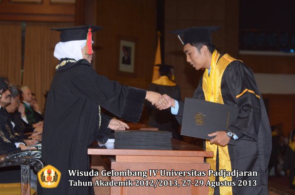 wisuda-unpad-gel-iv-ta-2012_2013-fakultas-mipa-oleh-dekan-239