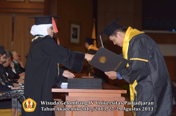 wisuda-unpad-gel-iv-ta-2012_2013-fakultas-mipa-oleh-dekan-240