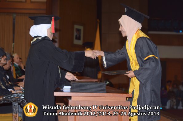 wisuda-unpad-gel-iv-ta-2012_2013-fakultas-mipa-oleh-dekan-241