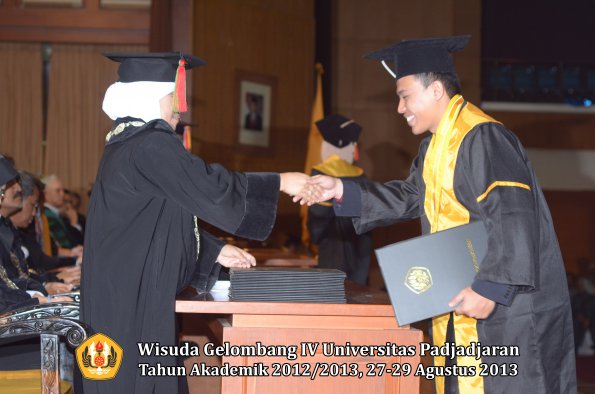 wisuda-unpad-gel-iv-ta-2012_2013-fakultas-mipa-oleh-dekan-242