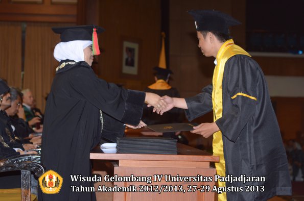 wisuda-unpad-gel-iv-ta-2012_2013-fakultas-mipa-oleh-dekan-243