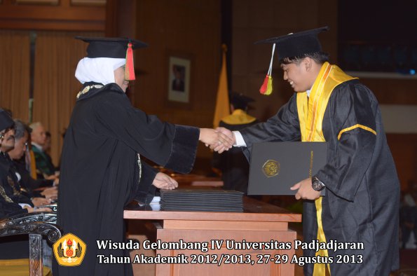 wisuda-unpad-gel-iv-ta-2012_2013-fakultas-mipa-oleh-dekan-244