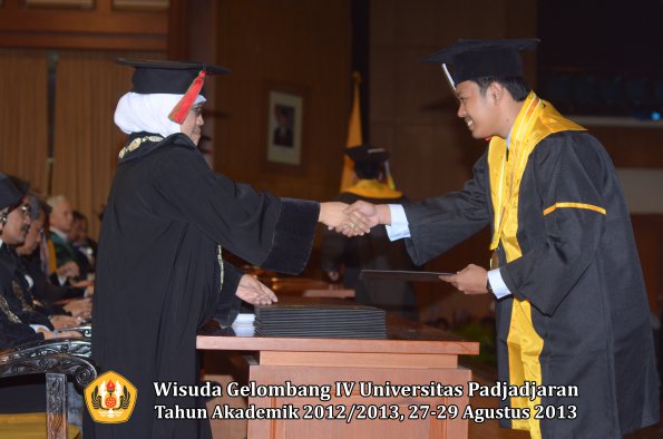 wisuda-unpad-gel-iv-ta-2012_2013-fakultas-mipa-oleh-dekan-245