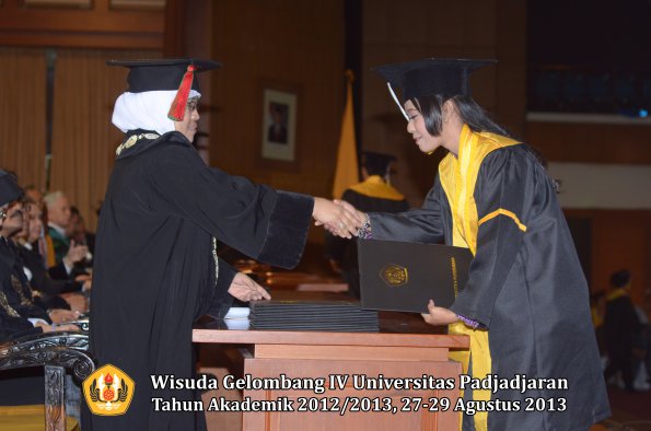 wisuda-unpad-gel-iv-ta-2012_2013-fakultas-mipa-oleh-dekan-246