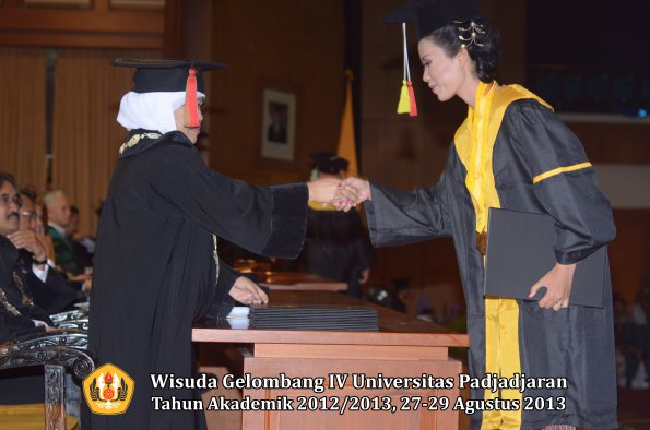 wisuda-unpad-gel-iv-ta-2012_2013-fakultas-mipa-oleh-dekan-249