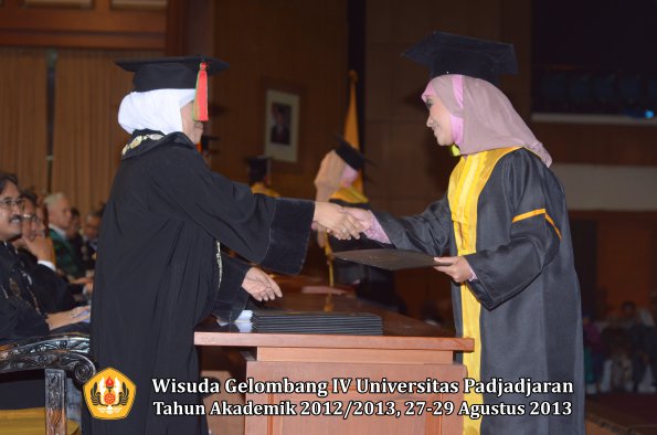 wisuda-unpad-gel-iv-ta-2012_2013-fakultas-mipa-oleh-dekan-251