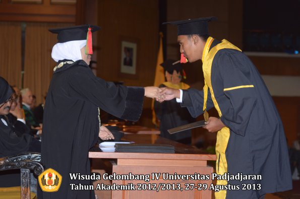 wisuda-unpad-gel-iv-ta-2012_2013-fakultas-mipa-oleh-dekan-253